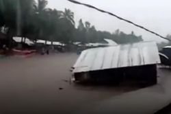 Bão Dujuan cuốn trôi nhà cửa, hơn 5.000 người bị cô lập ở Philippines