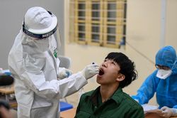 Thanh niên Hà Nội đi xét nghiệm SARS-CoV-2 trước ngày nhập ngũ