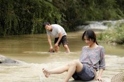 Vừa buông lời khích bác con dâu cũ sau 5 năm ly hôn, mẹ chồng sững sờ khi thấy một người