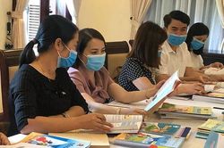 Hà Nội: Giáo viên chủ động nghiên cứu SGK lớp 2, lớp 6 qua Internet