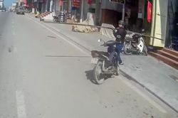 Lái xe hết hồn vì thanh sắt dài đột ngột thò ra từ lề đường