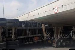 Tài xế container lỡ đễnh khiến xe mắc kẹt dưới gầm cầu vượt