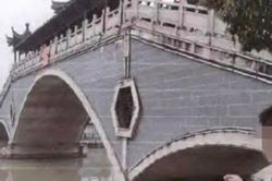 Bi kịch của cô gái khi cố cứu gã bạn trai giả vờ nhảy sông tự tử