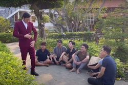 Bị bắt bẻ ăn mặc không tôn trọng khán giả, Hoài Linh có pha 'bẻ lái' cực gắt