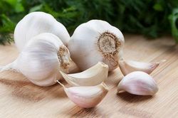 Nhiều người cần hạn chế ăn tỏi ngay hôm nay