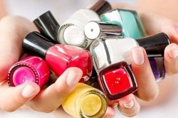 Tác hại không ngờ của việc sơn móng tay thường xuyên