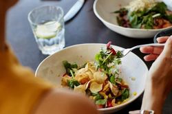 Ăn salad để giảm cân, tiêu hóa tốt nhưng mắc phải 7 sai lầm này thì ăn bao nhiêu cũng phí