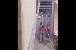 Clip: Cách giao hàng vừa bá đạo vừa cực khổ của shipper