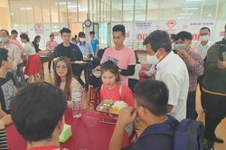 Ông Đoàn Ngọc Hải làm phục vụ bàn nhận thù lao 60 triệu xây nhà cho người nghèo