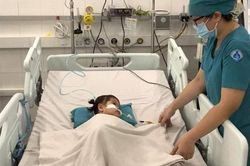 Xuyên Tết cứu bệnh nhi uống nhầm dầu hỏa