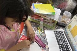 Học sinh than trời vì học online lên tới 10 tiết/ ngày, thầy cô cũng oải vì 'độc thoại'