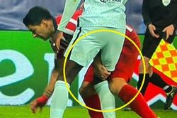 Suarez cấu hậu vệ Chelsea