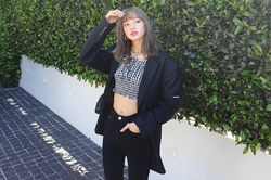 Lisa đã mặc đồ thế nào để trông cao hơn?
