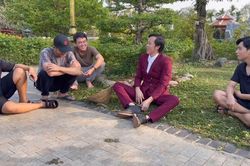 Hoài Linh ra mắt kênh Youtube, diện vest đi nhổ cỏ