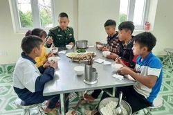 Thầy giáo không đứng trên bục giảng