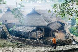 Làng du lịch nổi tiếng với nhà rơm- 'bộ lạc nguyên thủy' cuối cùng bị lửa biến thành tro