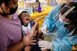 Philippines muốn 'đổi' y tá lấy vaccine, Campuchia gồng mình chống ổ dịch mới
