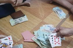 Bốn cán bộ bị khởi tố vì đánh bạc