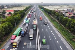 Xe tải, container nối đuôi hàng km trên cao tốc Hà Nội - Hải Phòng chờ khai báo y tế