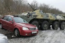 Xe bọc thép BTR-80 của Nga mất lái đè bẹp ô tô trên đường