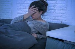 Tỉnh dậy giữa đêm là dấu hiệu cảnh báo bất thường trong sức khỏe của bạn