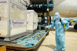 Hơn 117.000 liều vaccine Covid-19 AstraZeneca đầu tiên đã về đến Việt Nam