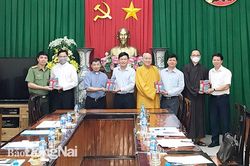 Chuyển giao 40 bộ tài liệu lịch sử Việt Nam và Pháp luật Việt Nam cho các cơ sở đào tạo tôn giáo