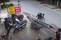 Xe chế chở sắt bay thùng lao thẳng vào thanh niên rửa xe