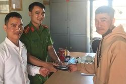 Cán bộ xã trả lại chiếc ví có hơn 15,6 triệu đồng cho người mất
