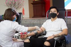 Đoàn Văn Hậu tham gia hiến máu