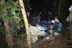 Sòng xóc đĩa trong vườn tiêu