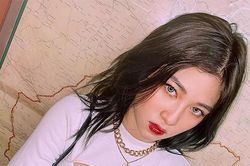 Mặc áo kín 'không lối thoát', hotgirl 10X phanh cúc ngực sexy điên đảo