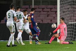 Messi 'bỏ rơi' Suarez trong cuộc đua tới danh hiệu Vua phá lưới La Liga 2020-2021