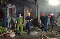 Khu dân cư hoảng loạn vì vựa phế liệu phát hỏa