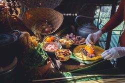 Thị trường 25/2: Dịch vụ cúng rằm tháng Giêng sôi động, người Hà Nội 'săn' hoa lê trắng