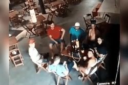 Chồng tụ tập chè chén, vợ ghen tuông tìm đến tận quán bar bắn chết cô gái ngồi cạnh anh này