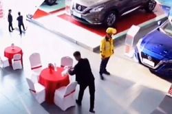 Tới giao đồ ăn cho khách, chàng shipper 'tiện tay' mua luôn siêu xe, câu nói sau đó của anh càng sốc hơn