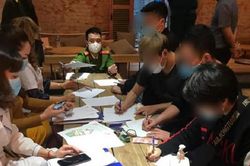 Uống cafe không đeo khẩu trang, 30 nam nữ bị phạt 60 triệu