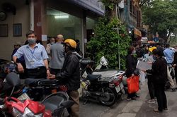 Người dân làm thủ tục tại chi nhánh văn phòng đăng ký đất đai các quận nội đô tăng