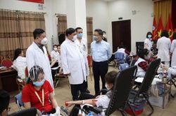 Giữa đại dịch COVID-19, hơn 8.00 y bác sĩ, nhân viên y tế hiến máu vì người bệnh