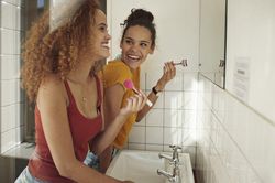 Không chỉ người yêu, đây là những thứ đừng nên chia sẻ cùng ai khác dù là bạn thân!