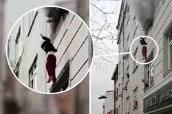 Người đi đường căng chăn hứng 4 đứa trẻ rơi từ căn hộ cháy