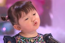 Bé gái chưa đầy 3 tuổi trở thành ca sĩ trẻ nhất trong lịch sử Nhật Bản