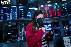 Chứng khoán Mỹ: Trải qua phiên bán tháo mạnh nhất từ tháng 10, Dow Jones 'bốc hơi' hơn 500 điểm