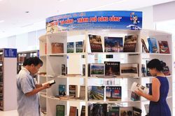 Đẩy mạnh xây dựng các thiết chế văn hóa, thể thao, giải trí
