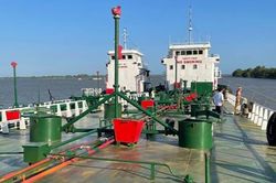 Hai tàu thủy bỏ chạy trong chuyên án buôn lậu xăng giả dùng kế 've sầu thoát xác'