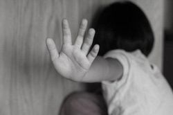 Tạm giữ người đàn ông 45 tuổi dâm ô bé gái 6 tuổi