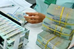 Lãi suất tiết kiệm tiếp tục giảm, vay vốn vẫn chịu lãi suất cao