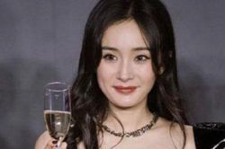 Dương Mịch gây bất ngờ với hình ảnh xuống sắc và tăng cân thấy rõ
