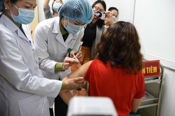 Người mắc bệnh lý nền thử nghiệm vaccine COVID-19 của Việt Nam giai đoạn 2